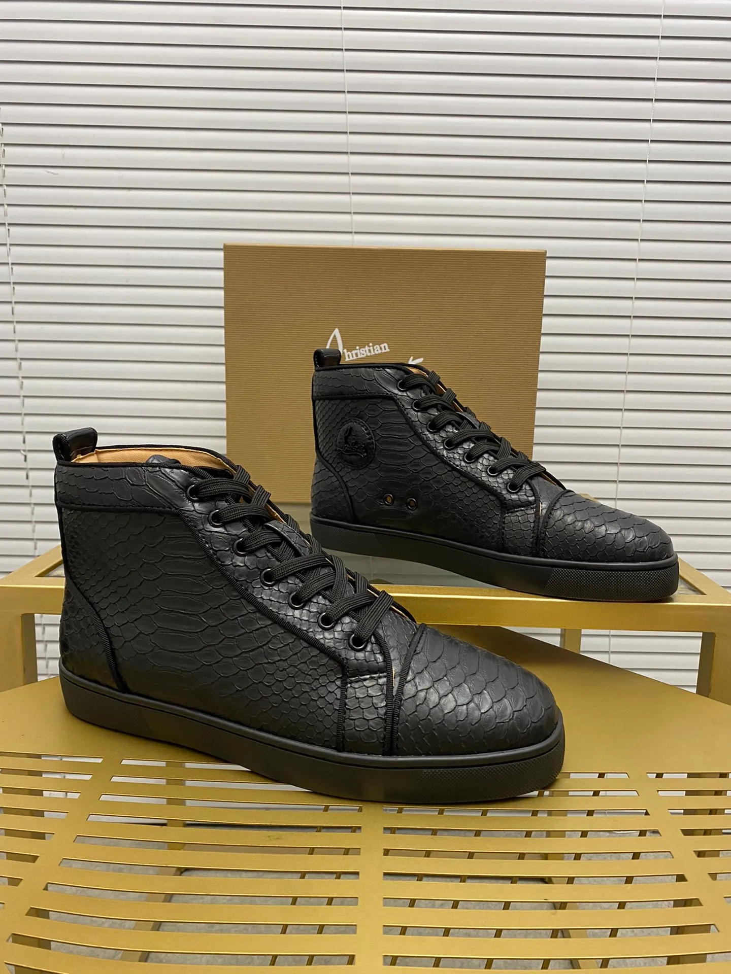 (Customized model) Ex-factory price is 520. christian louboutin (CL red sole shoes) counter series, casual sneakers for couples 📢 📢 📢 Exclusive hot style release 🎈🎈💪 Movable latex feet 👻 Finished outsole line [Proud] 😝Female 35-40# Male 38#-46, global supply😝 [Top version]: Original imported genuine leather upper, top original leather lining, original molded TPU outsole, original 1:1 detail processing, original shoe last,
